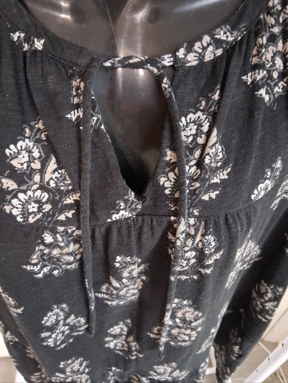 Lucky Brand Black Floral Tie-Neck Sleeveless Top Sz L - Picture 3 of 6